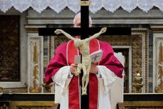 El papa honra a mártires del siglo XXI: cristianos asesinados por militantes islámicos, entre otros