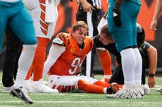 Joe Burrow de Bengals sale con muletas y bota tras lesión en el pie en victoria ante Jaguars