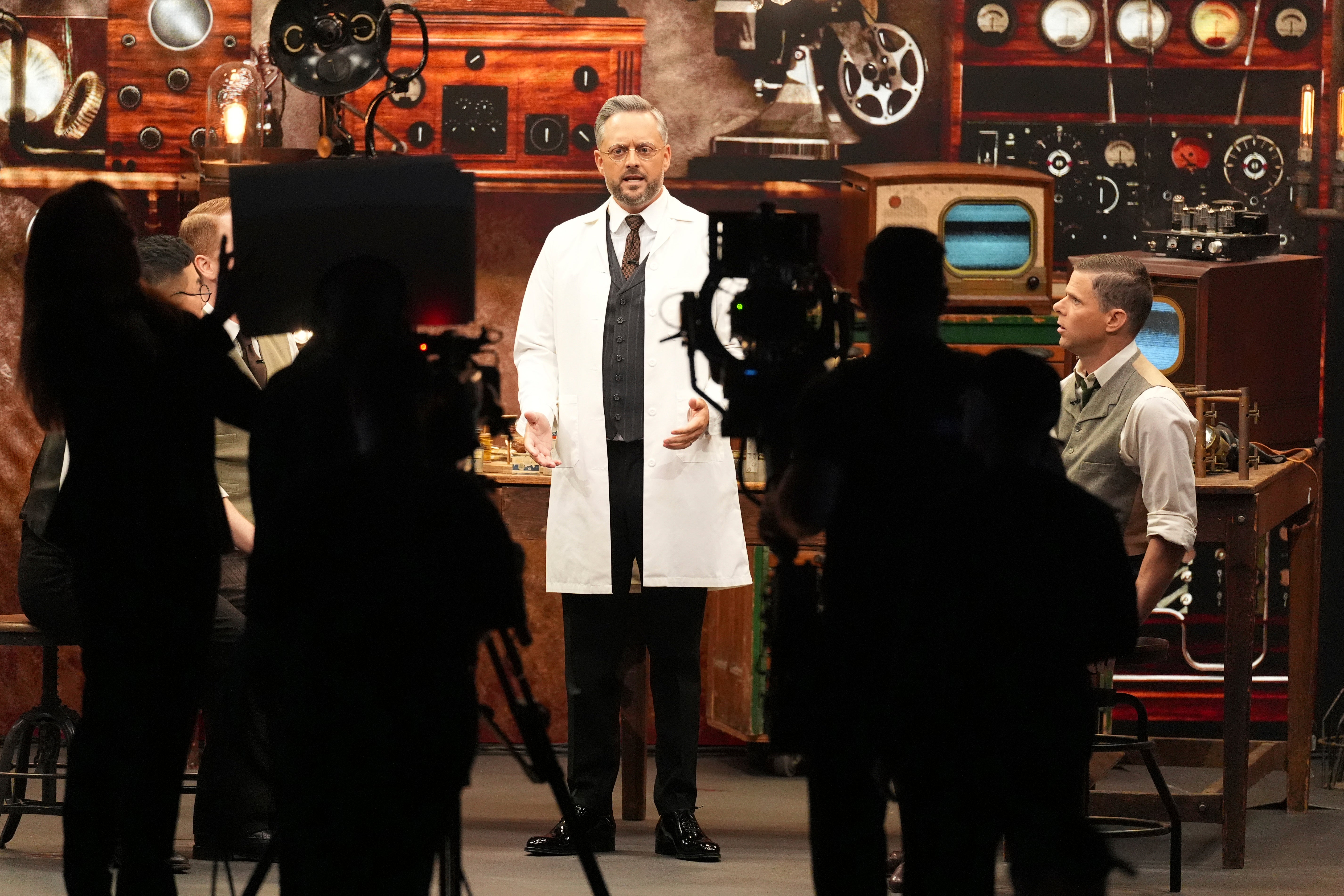 El anfitrión de los Emmy, Nate Bargatze, bromea sobre la TV y crea truco para acortar discursos