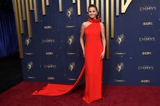 AP fotos: Las estrellas en los Emmy y momentos destacados de moda