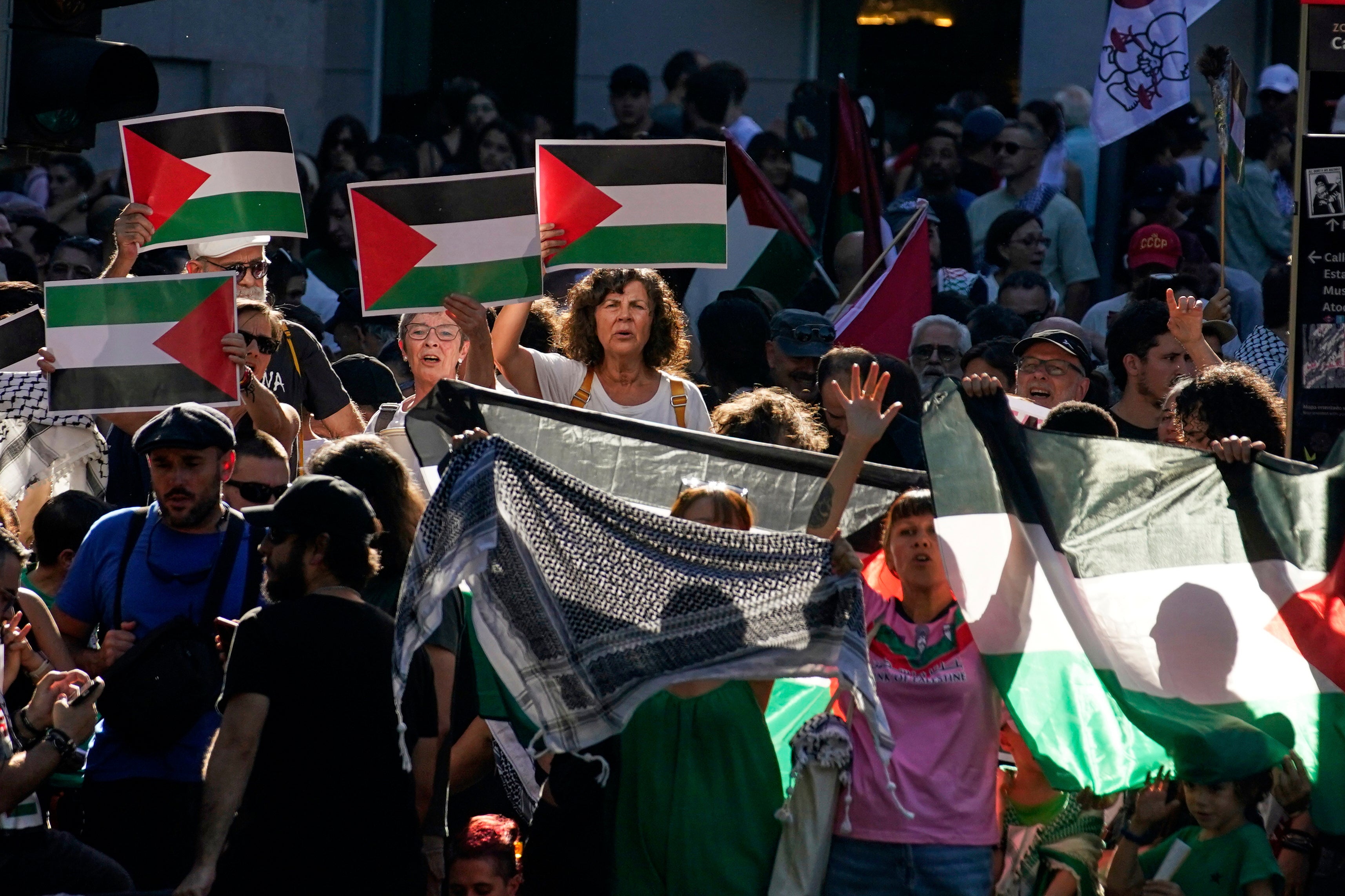Organizadores de la Vuelta defienden mantener al equipo israelí tras protestas en final de Madrid