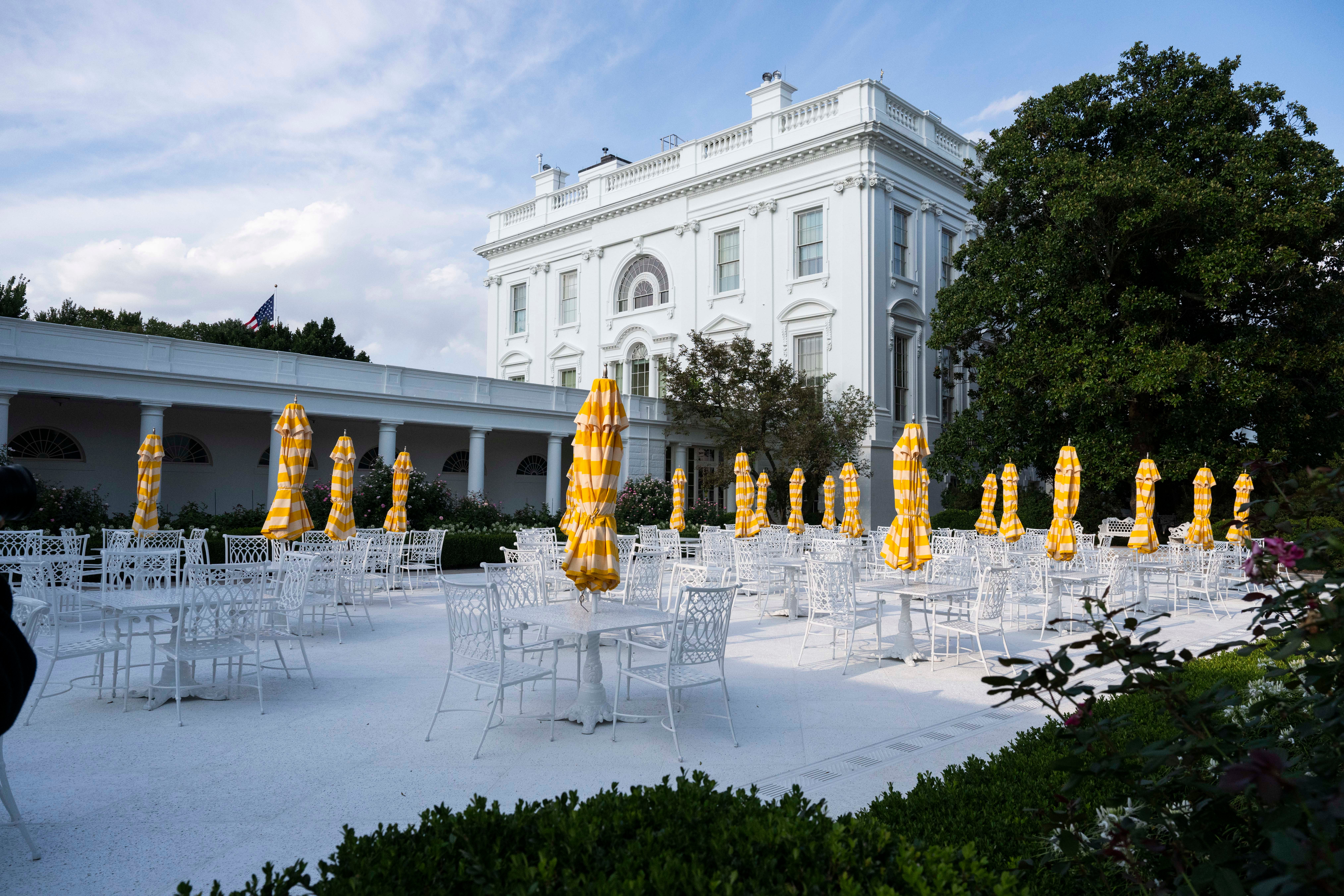 Lo que fue un espacio verde vibrante y meticulosamente cuidado por Jackie Kennedy en los años 60, ahora ha sido transformado en un patio de piedra caliza blanca, con varios muebles de jardín distribuidos sobre él