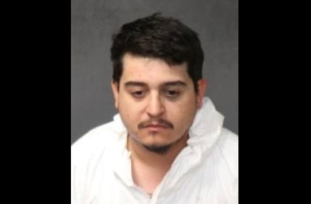 <p>Ismael René Tena, de 27 años, ha sido detenido por disparar mortalmente a dos trabajadores de una tienda de repuestos de automóviles de Nuevo México por una disputa sobre el aceite, dice la policía</p>