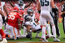 Eagles callan críticas y defienden su estrategia 'tush-push' en su inicio invicto