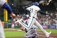 Yordan Álvarez sale del juego de Astros contra Rangers por esguince en el tobillo izquierdo