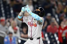 Jonrón de tres carreras de Matt Olson impulsa triunfo 11-3 de Bravos ante Nacionales
