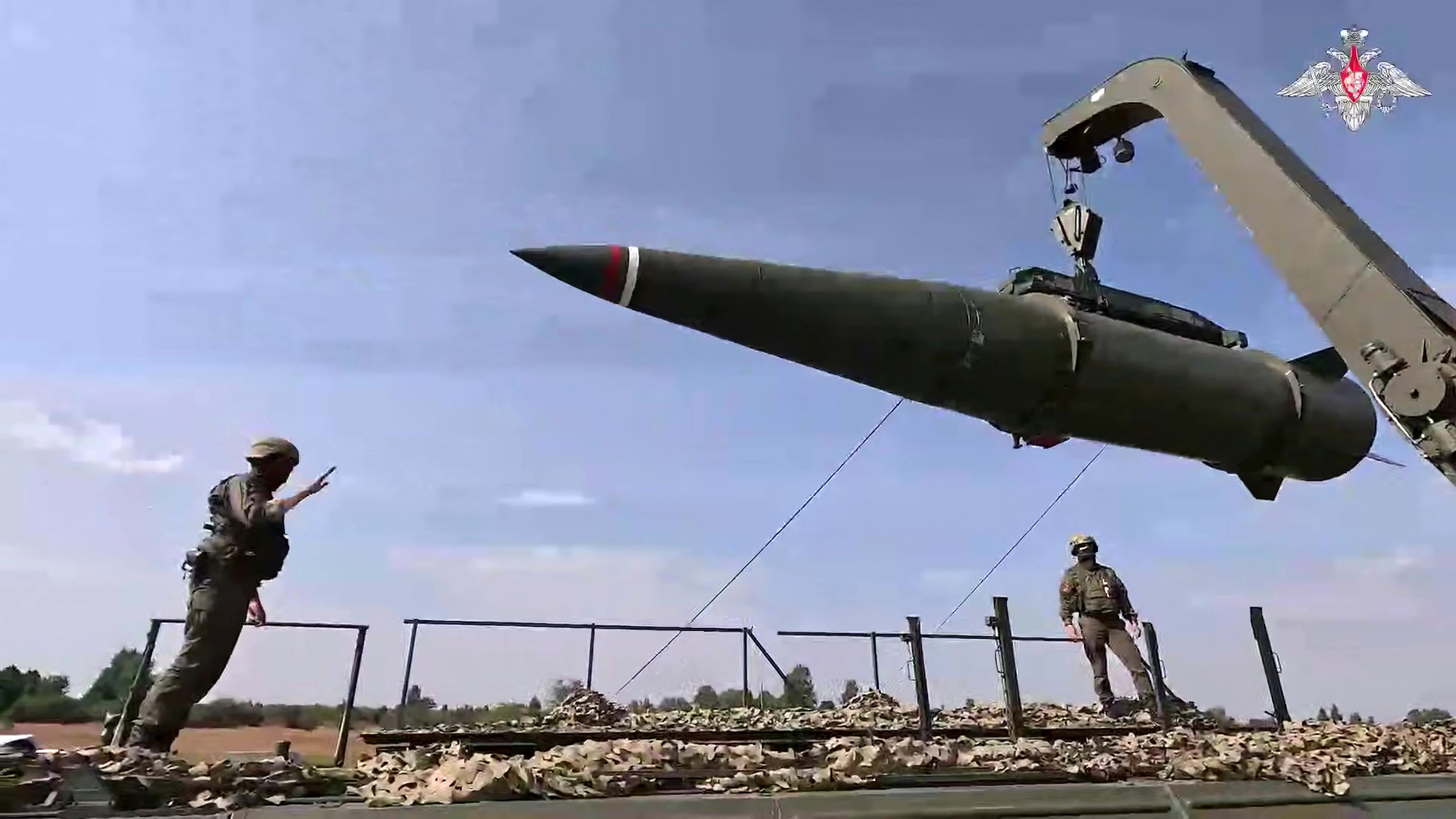 Tropas rusas cargan un misil Iskander en un lanzador móvil durante maniobras militares, las cuales fueron ejecutadas en un lugar no revelado de la región rusa de Kaliningrado