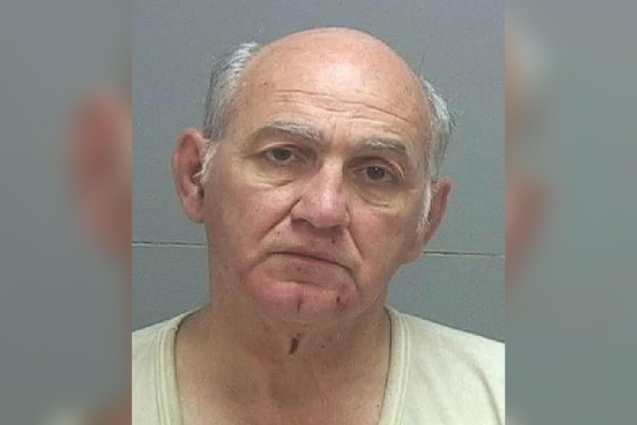 Nuevos documentos policiales que otuvo el canal de noticias Fox13 revelan cómo el hombre, llamado George Zinn, atrajo la atención de la policía inmediatamente después del tiroteo de Kirk , lo que llevó a que lo acusaran de obstrucción a la justicia