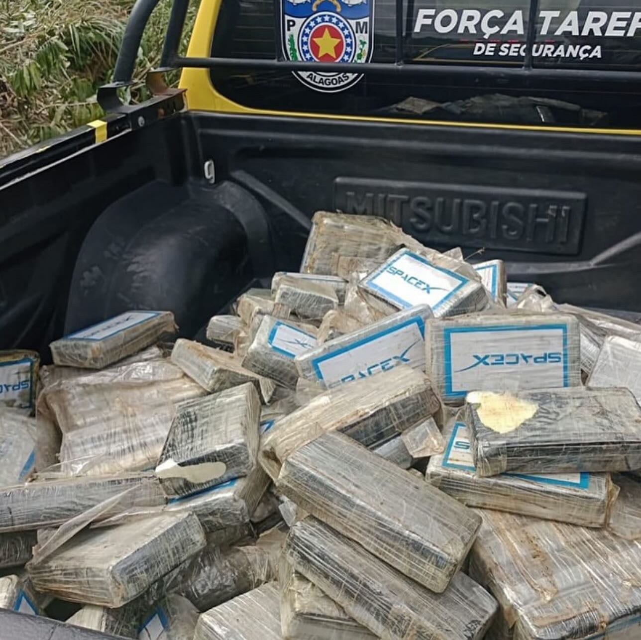 Se descubrieron más de 187 paquetes de cocaína después de que el avión aterrizara en un campo cerca de la costa brasileña