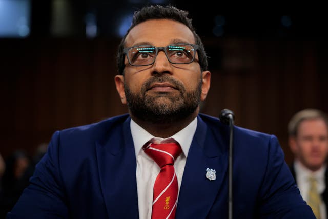 <p>Kash Patel lució una corbata del Liverpool FC durante una comparecencia en el Senado el año pasado</p>