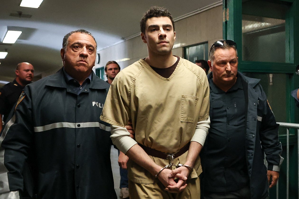 Luigi Mangione, el acusado de 27 años por el asesinato del director ejecutivo de UnitedHealthcare, quedó libre de los cargos estatales por terrorismo este martes