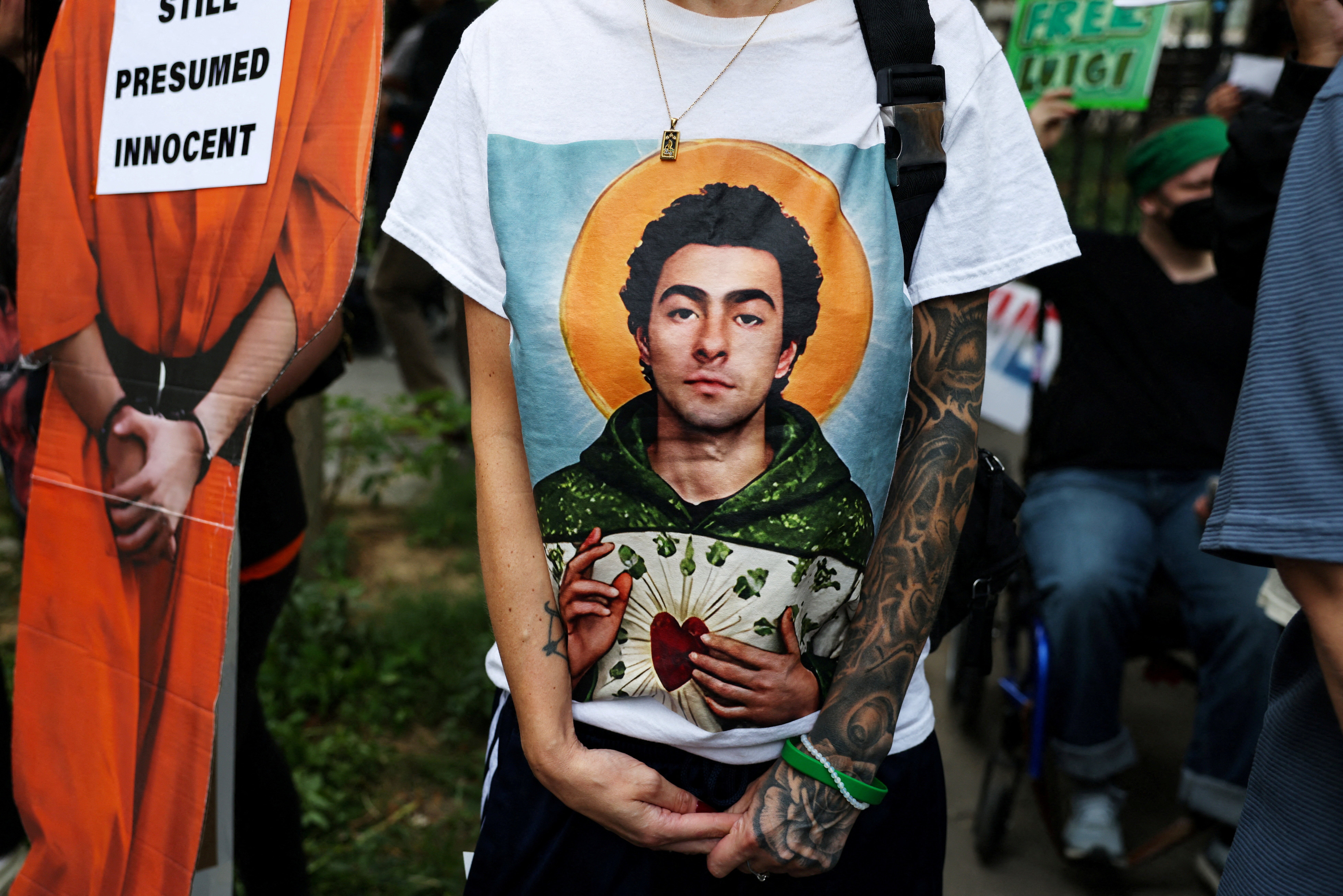 Un simpatizante se presentó en el Tribunal Penal de Manhattan con una camiseta que mostraba el rostro de Mangione representado como un santo