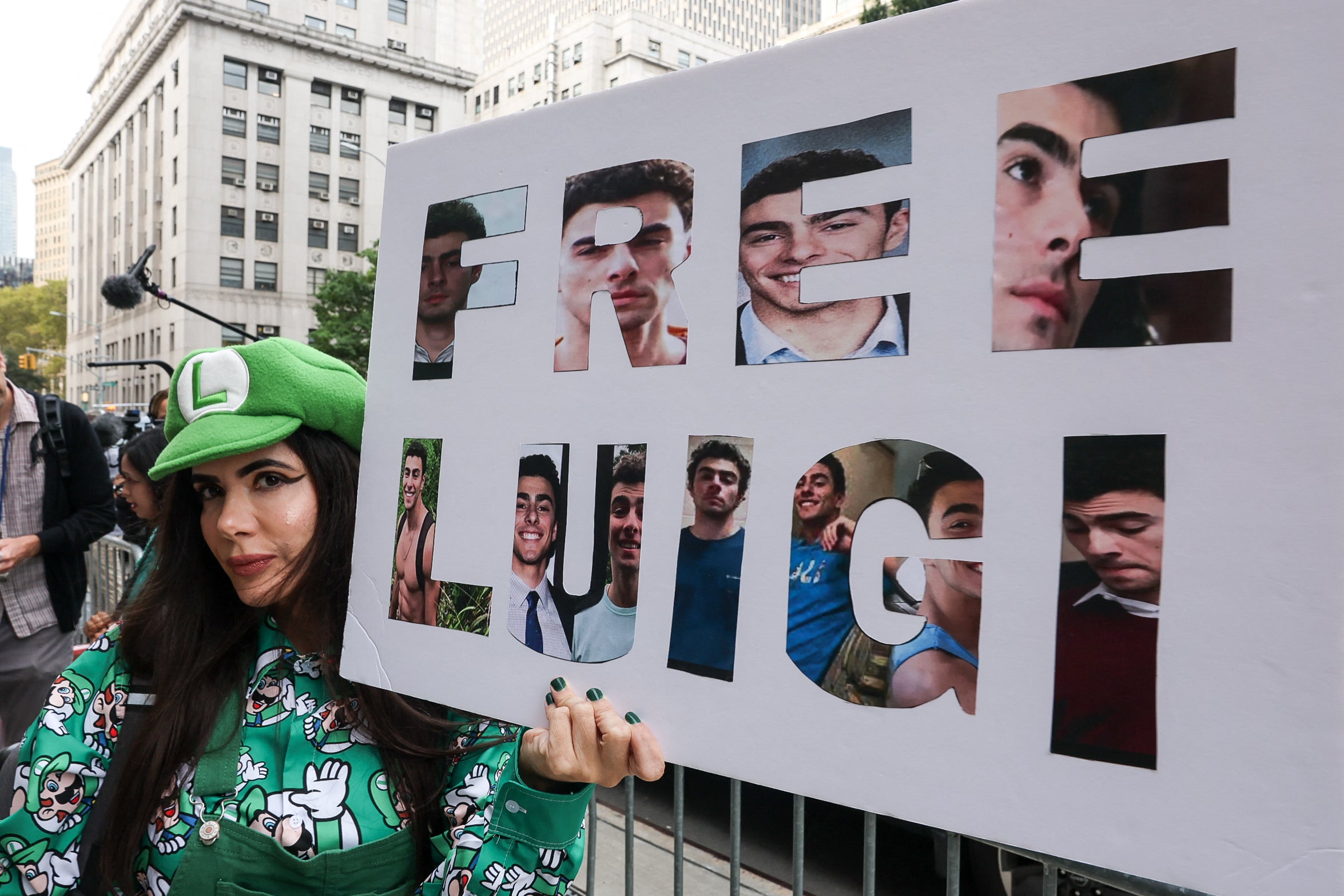 Un simpatizante de Mangione asistió vestido como “Luigi”, el personaje de Nintendo, y sostenía un cartel que decía “Liberen a Luigi”