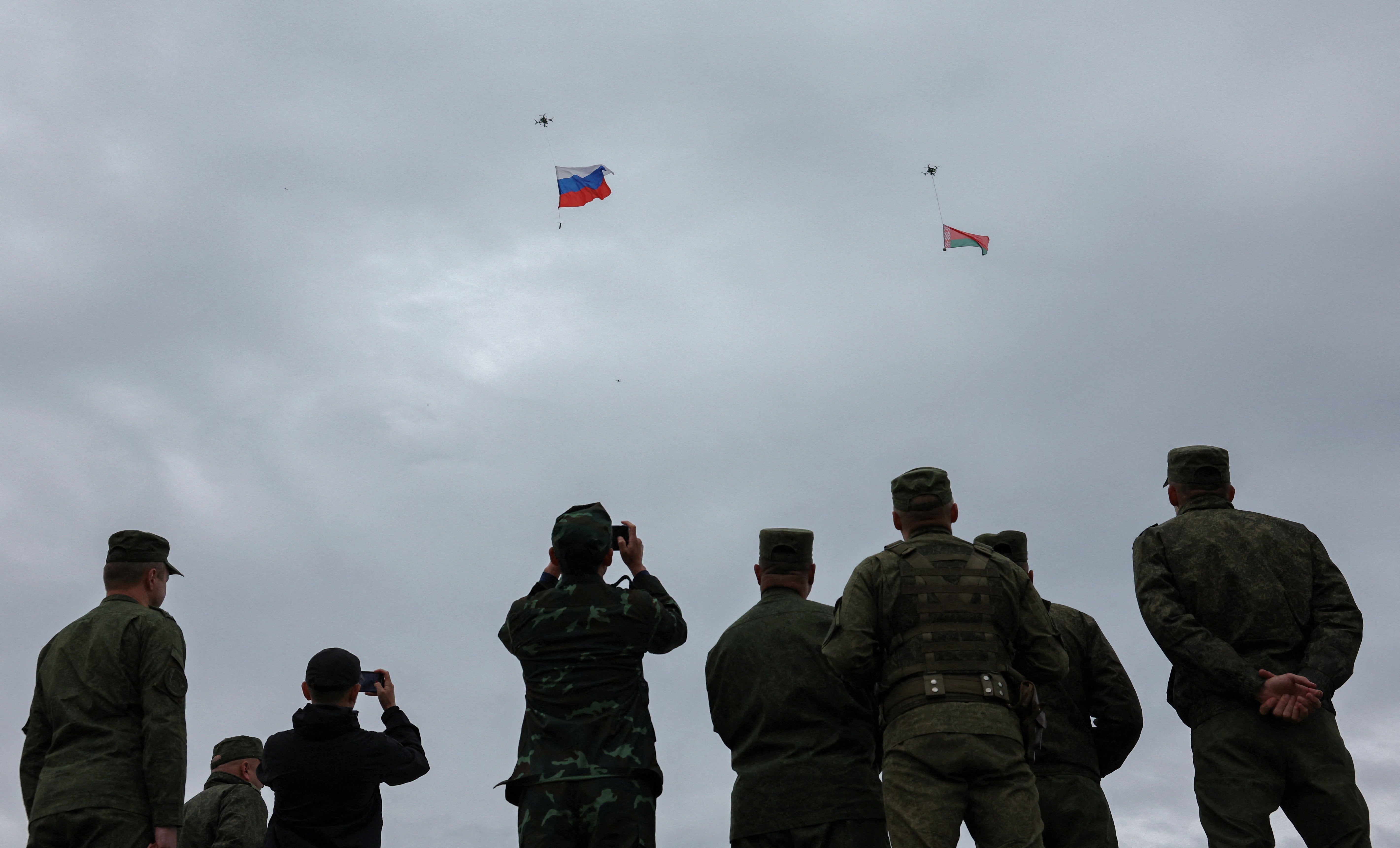 Drones portan banderas rusas y bielorrusas en un campo de entrenamiento durante las maniobras militares conjuntas “Zapad-2025”, cerca de Borisov, Bielorrusia, a principios de esta semana