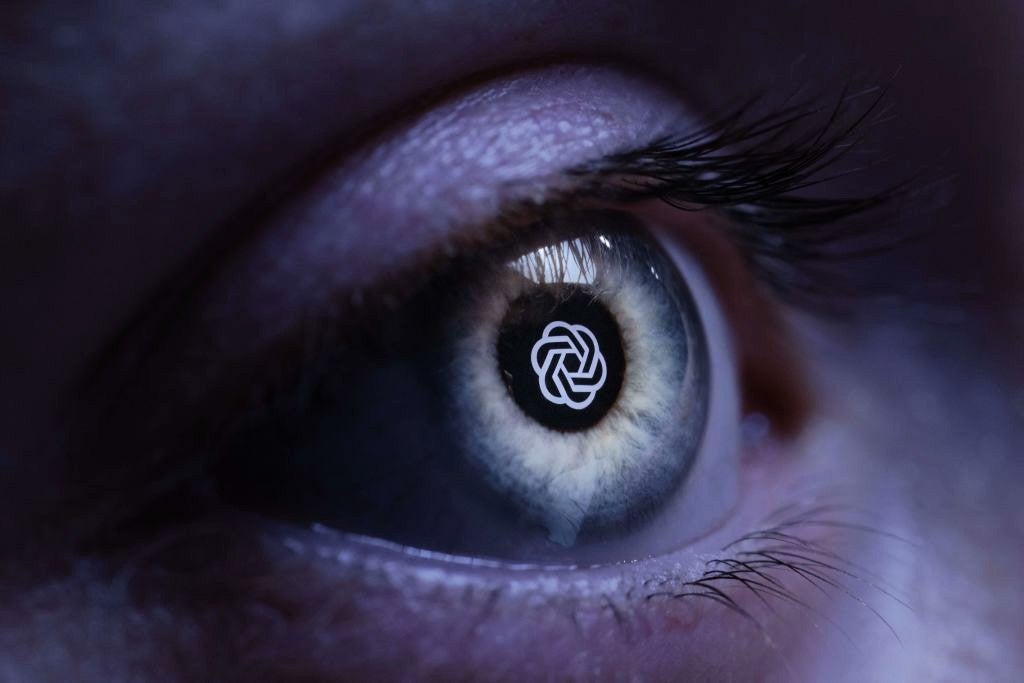 El logotipo de la empresa OpenAI reflejado en un ojo humano en un estudio de París el 6 de junio de 2023