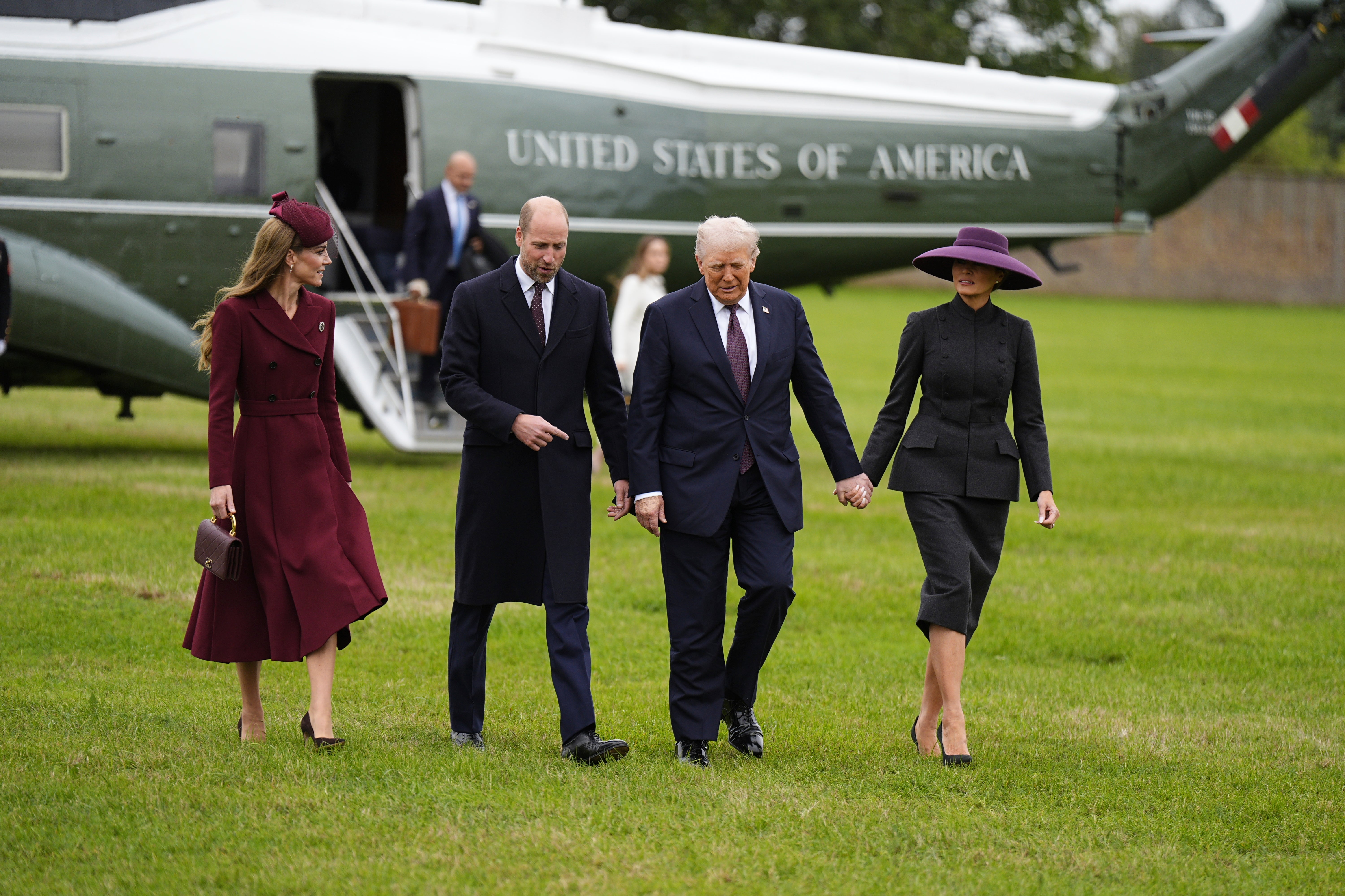 Kate llevaba un vestido color borgoña de Emilia Wickstead, mientras que Melania lucía un sombrero morado de ala ancha
