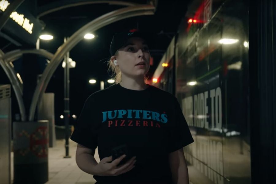 Una actriz que interpreta a Iryna Zarutska llevaba un uniforme de pizzeríaa casi idéntico al que ella llevaba la noche de su muerte
