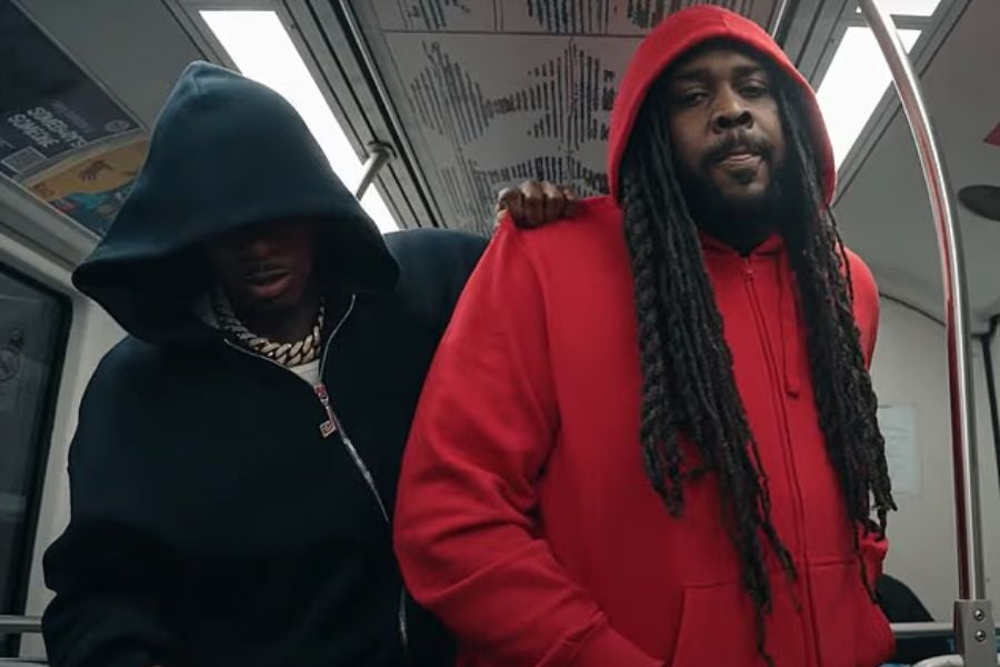 DaBaby (izquierda) recreó el momento en que la refugiada ucraniana Iryna Zarutska murió apuñalada a bordo del tren ligero de Charlotte en su video musical para ‘Save Me’