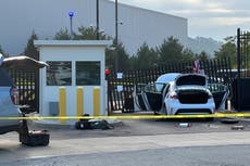Conductor estrella coche contra la puerta del FBI en Pittsburgh y deja una bandera estadounidense