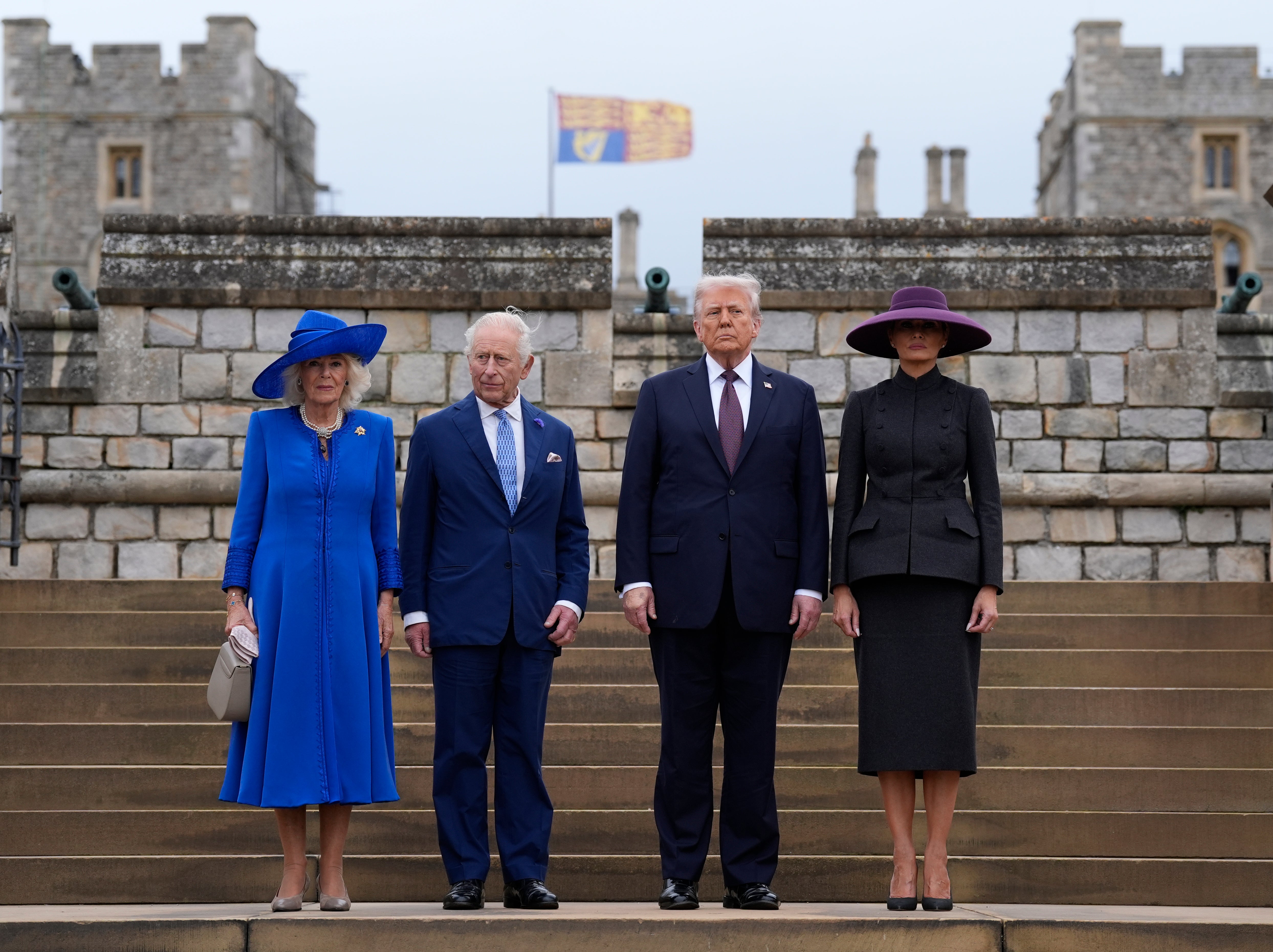 La reina Camila, el rey Carlos III,el presidente de EE. UU., Donald Trump, y la primera dama, Melania Trump, llegan a la ceremonia militar Beating Retreat