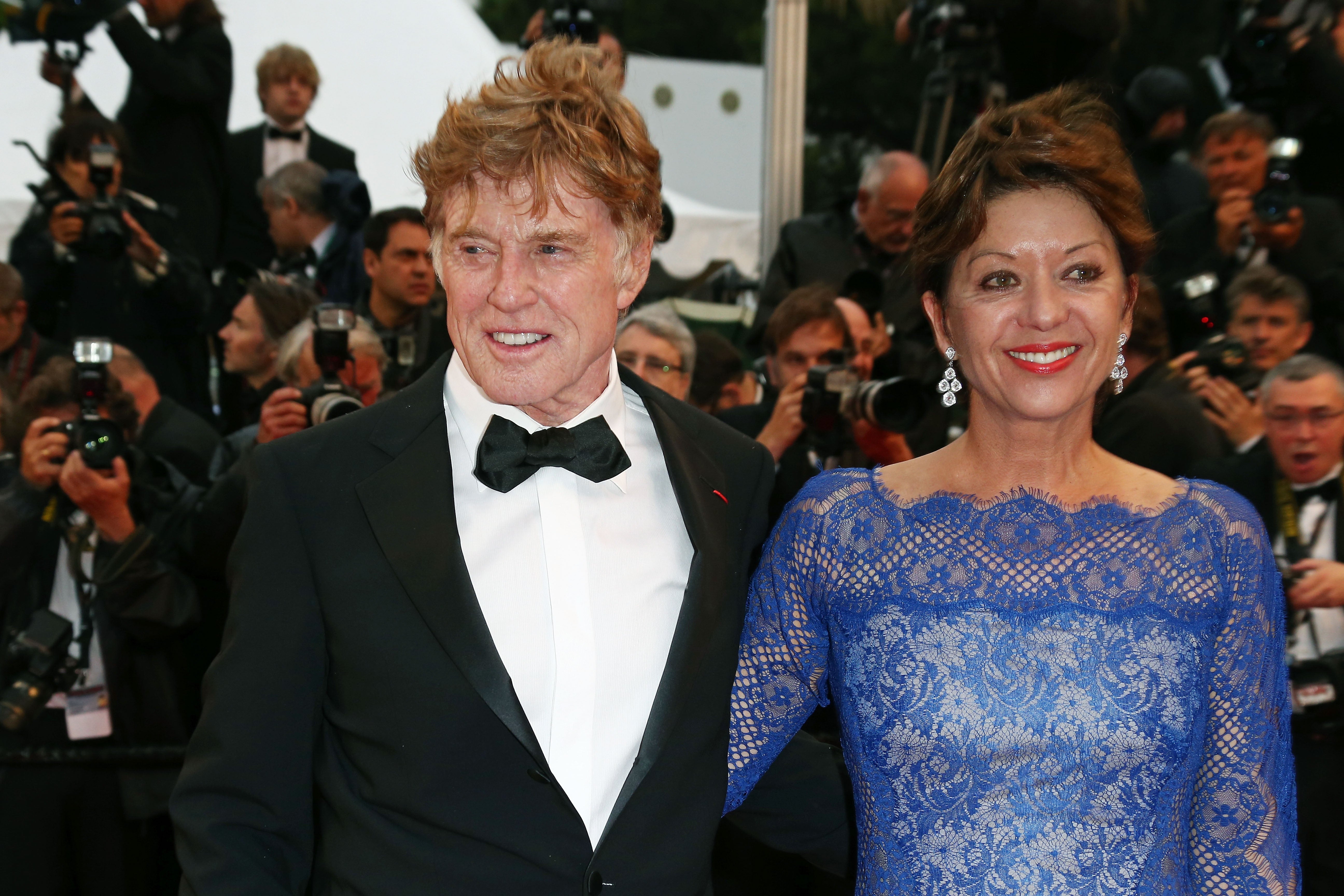 Robert Redford tuvo cuatro hijos con su primera esposa, Lola Van Wagenen, antes de casarse en segundas nupcias con Sibylle Szaggars (derecha)