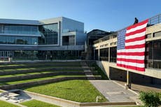 Estudiantes regresan con solemnidad al campus de Utah donde fue asesinado Charlie Kirk
