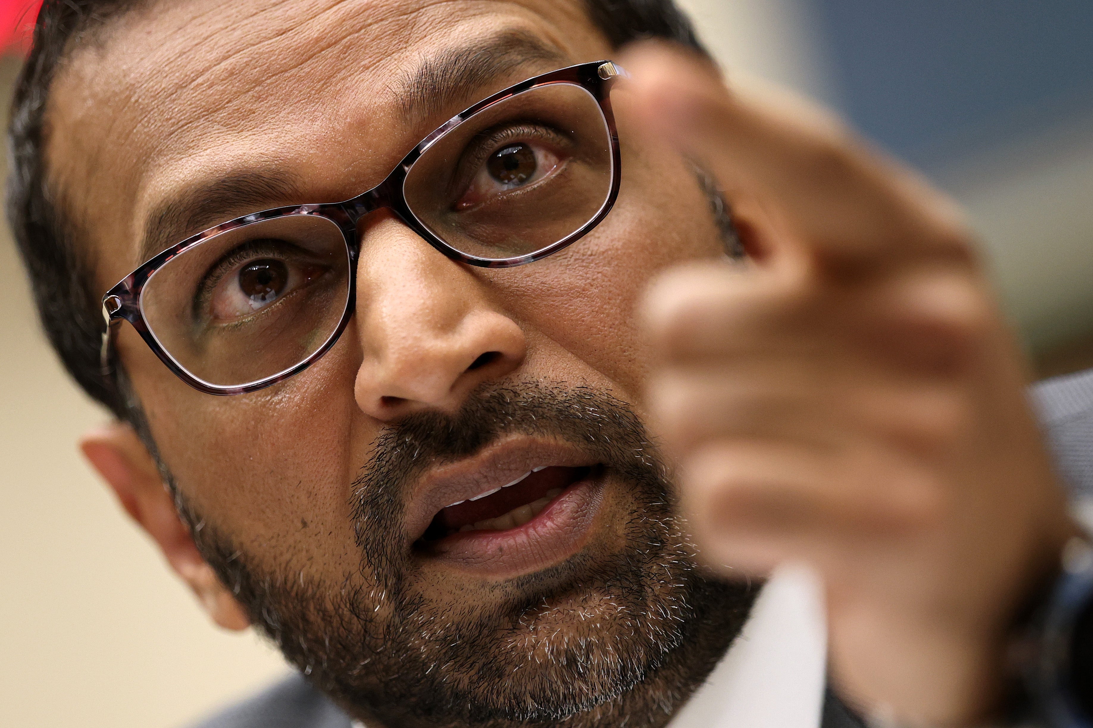 El director del FBI, Kash Patel, afirmó el domingo que su agencia analiza videos en los que aparece un hombre de pie cerca de Charlie Kirk antes de su asesinato