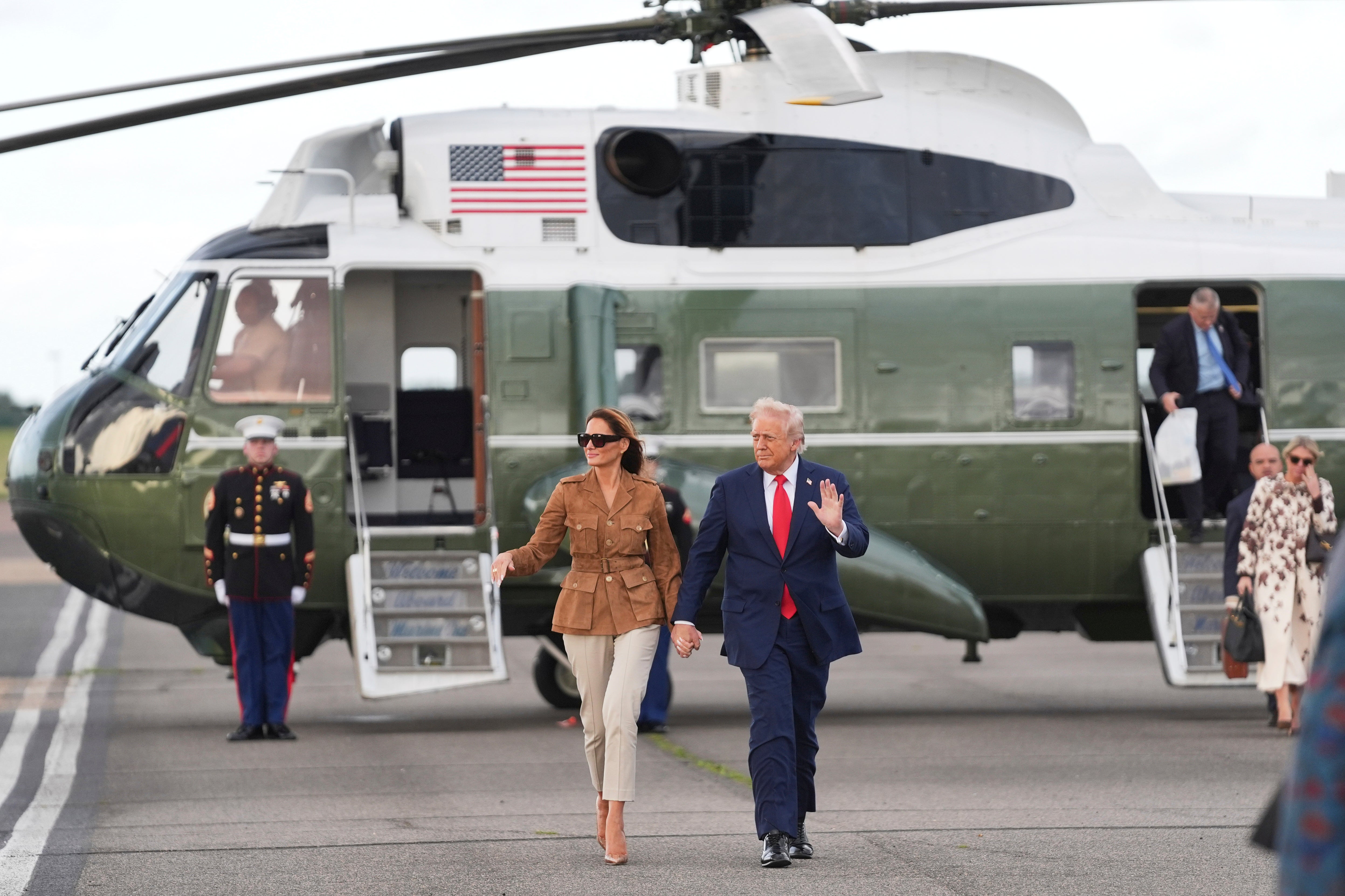El presidente Donald Trump y la primera dama Melania Trump cambiaron este jueves de helicóptero en el aeropuerto de Stansted