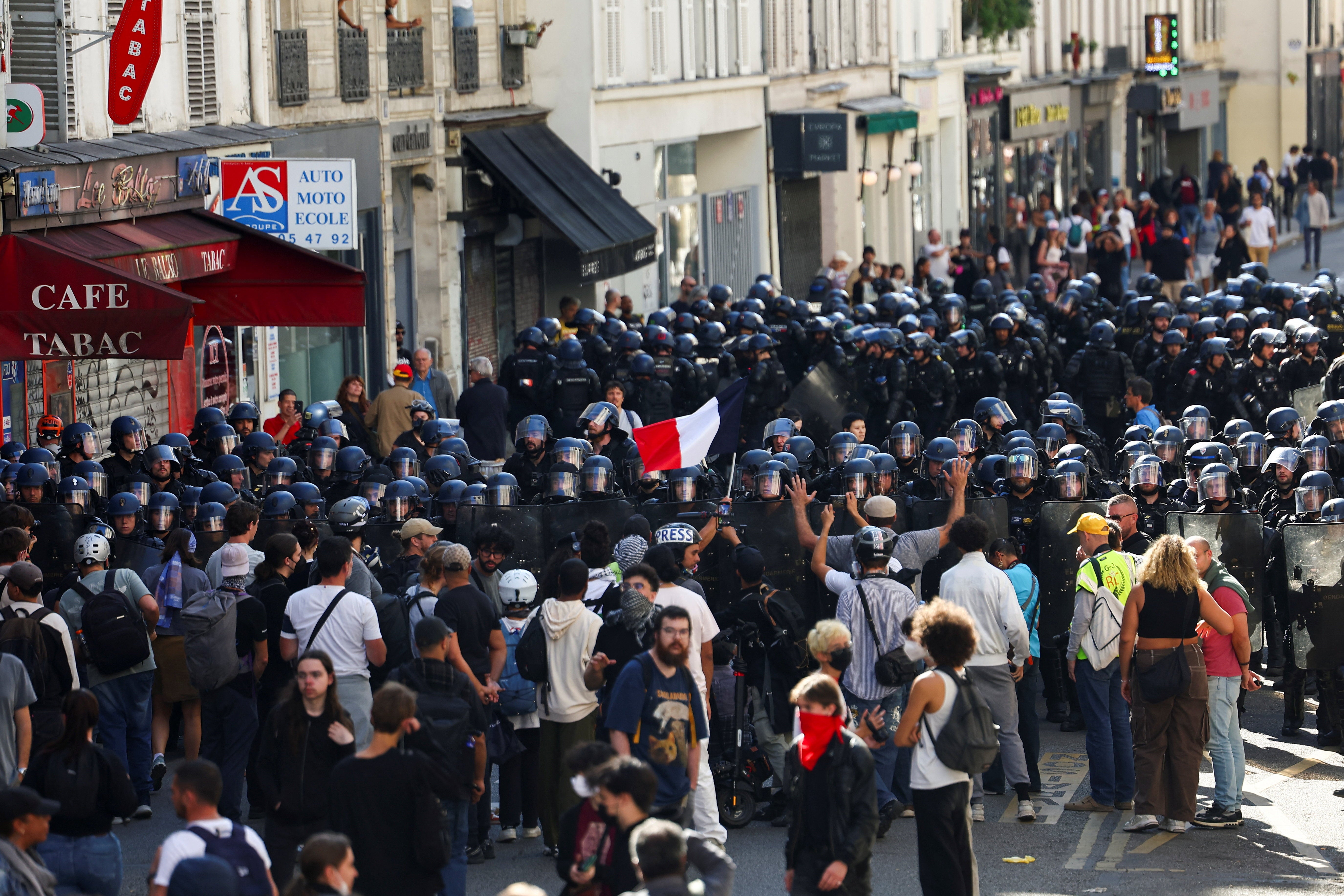 Enfrentamientos en París entre la policía y simpatizantes del movimiento "Bloquons Tout" (Bloqueemos todo)