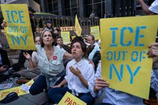 Funcionarios electos y decenas de manifestantes arrestados en cárcel para migrantes de Manhattan