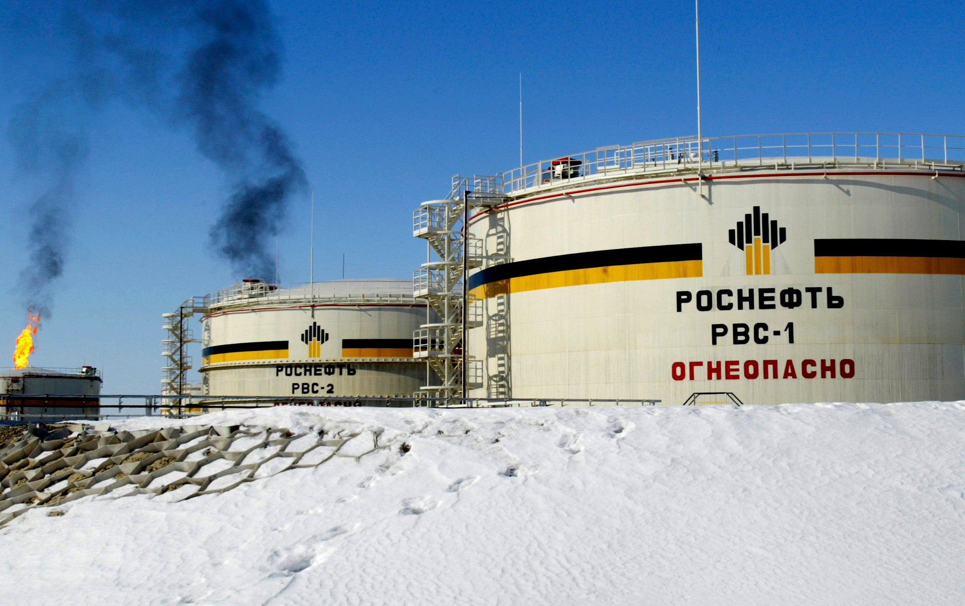 Reservorios de Rosneft en Siberia Occidental, fotografiados en 2006