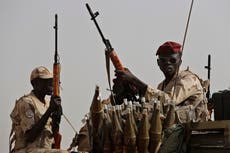 Grupo paramilitar sudanés mata a 43 en ataque con drones contra mezquita, según grupo médico
