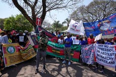 Activistas de Esuatini protestan por acuerdo de deportación frente a embajada de EEUU en Sudáfrica