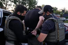 Suman más de 400 arrestos en área de Chicago hasta ahora, según alto funcionario de inmigración