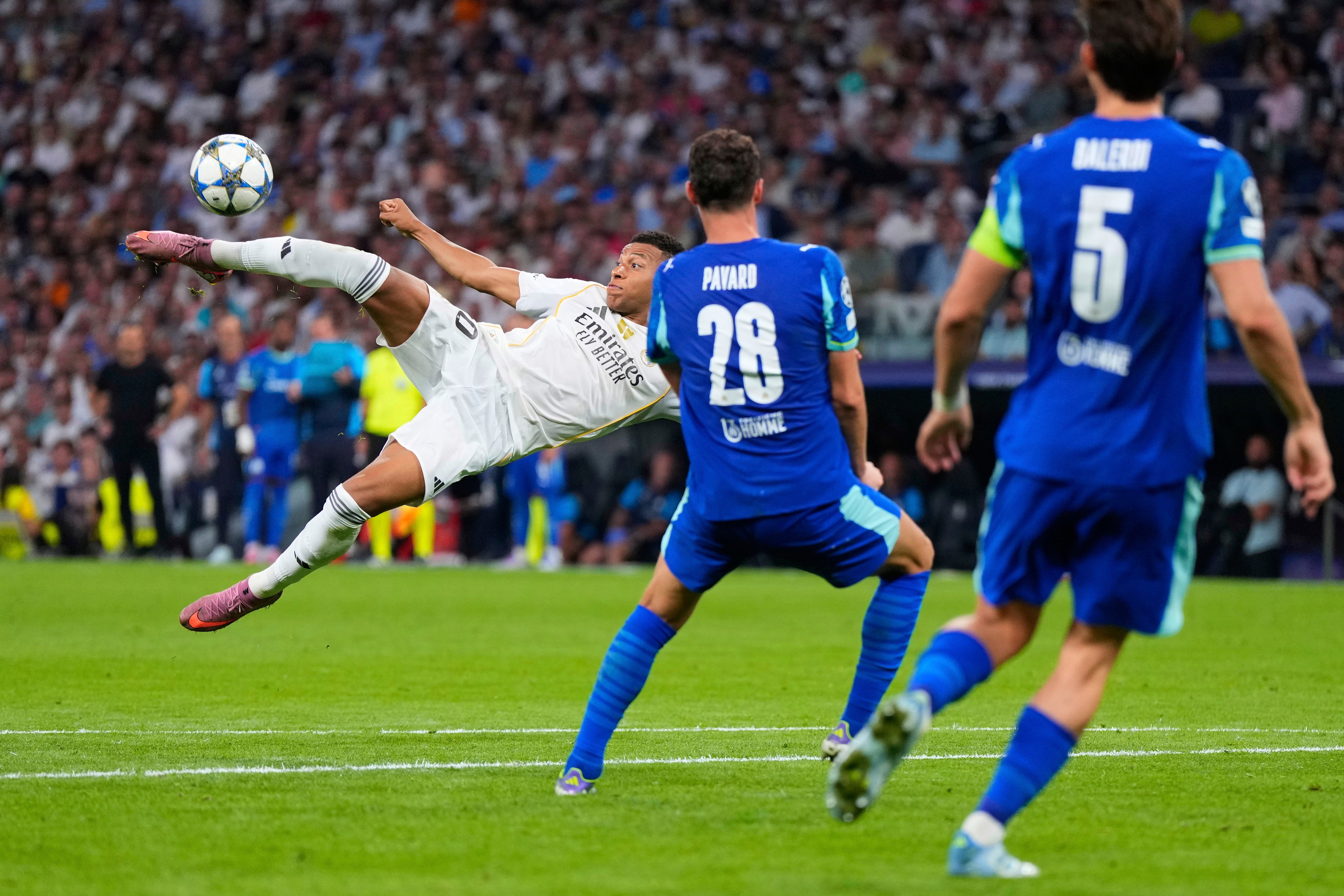 El Real Madrid de Mbappé recibe al invicto Espanyol con el liderato de La Liga en juego