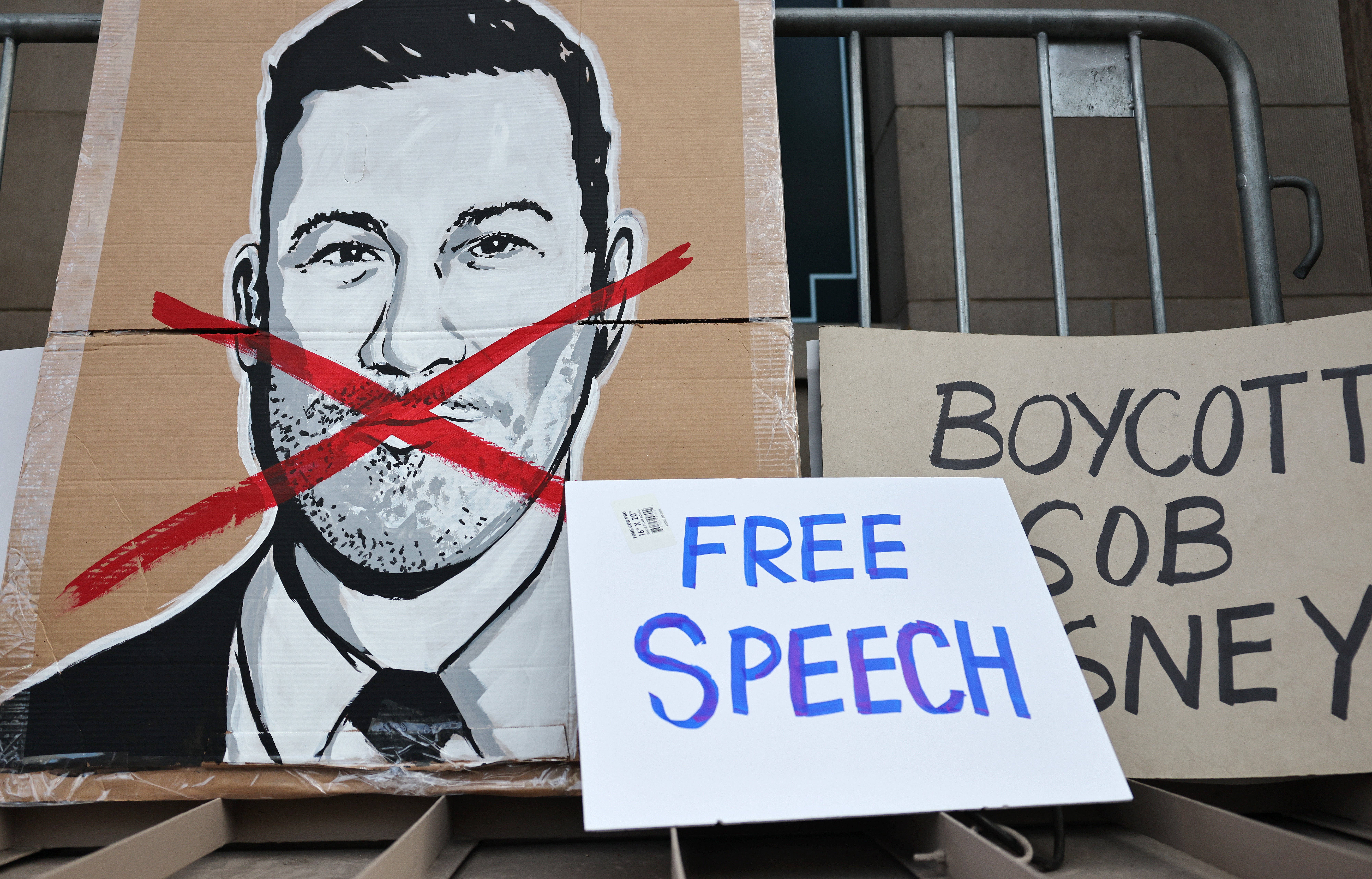 Kimmel ha recibido el apoyo de numerosas celebridades, entre ellas sus colegas presentadores David Letterman, Jay Leno y Stephen Colbert, cuyo programa se cancelará el año que viene