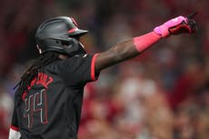Spencer Steer conecta 2 de los 5 jonrones de los Rojos en victoria 7-4 sobre Cachorros