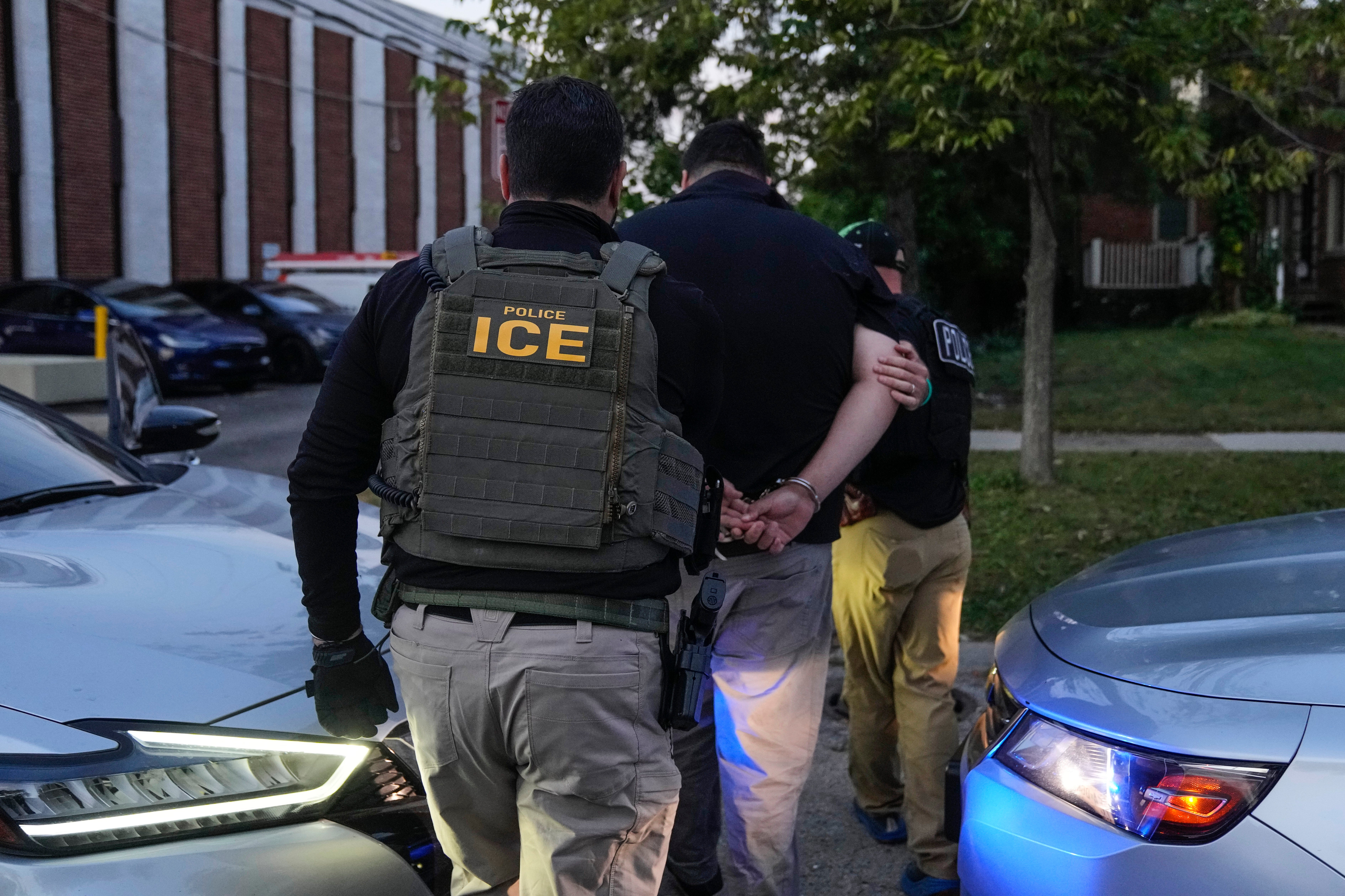 El ICE niega uso de fuerza excesiva mientras amplía arrestos migratorios en Chicago