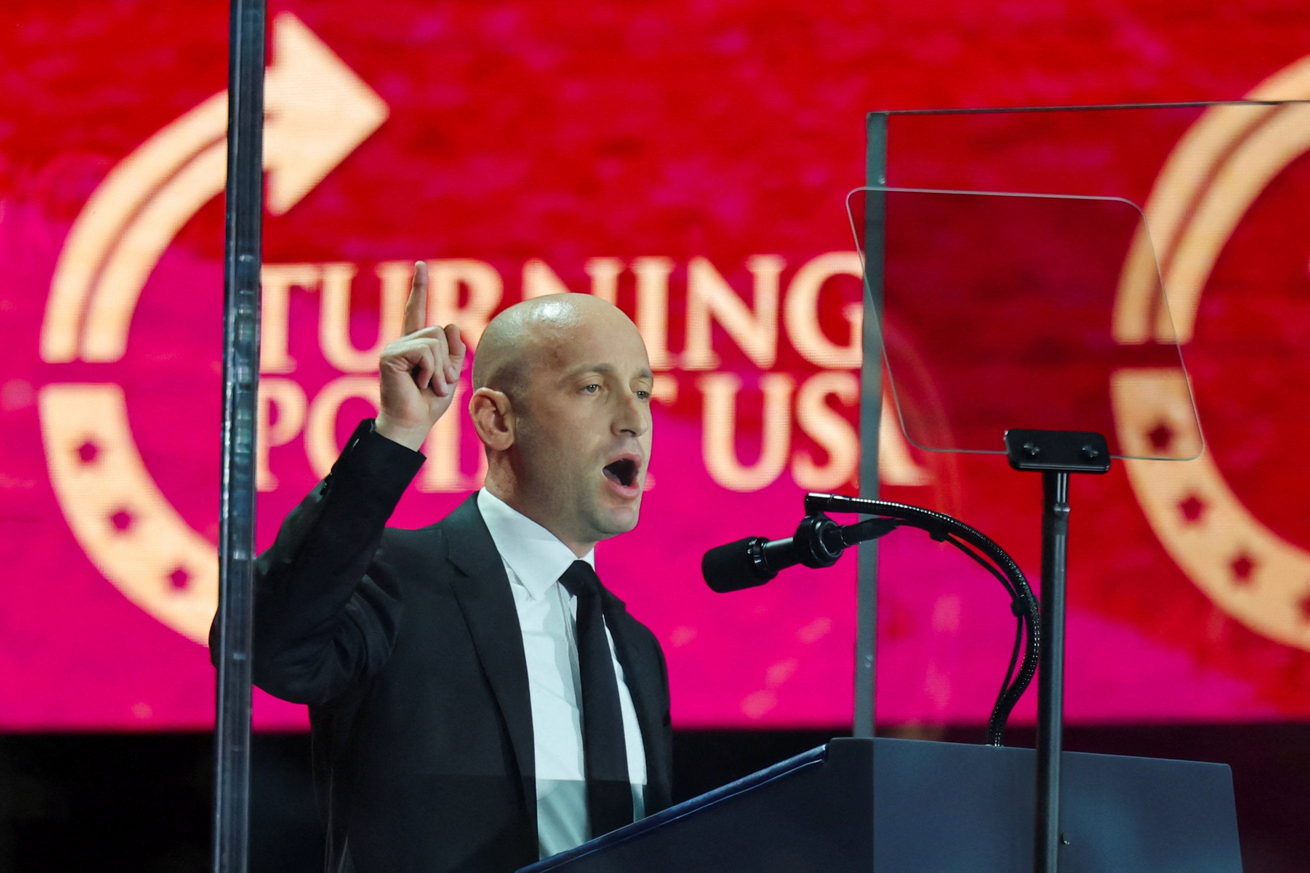 Stephen Miller pronuncia encendidas declaraciones en las que arremete contra los “enemigos” de EE. UU.