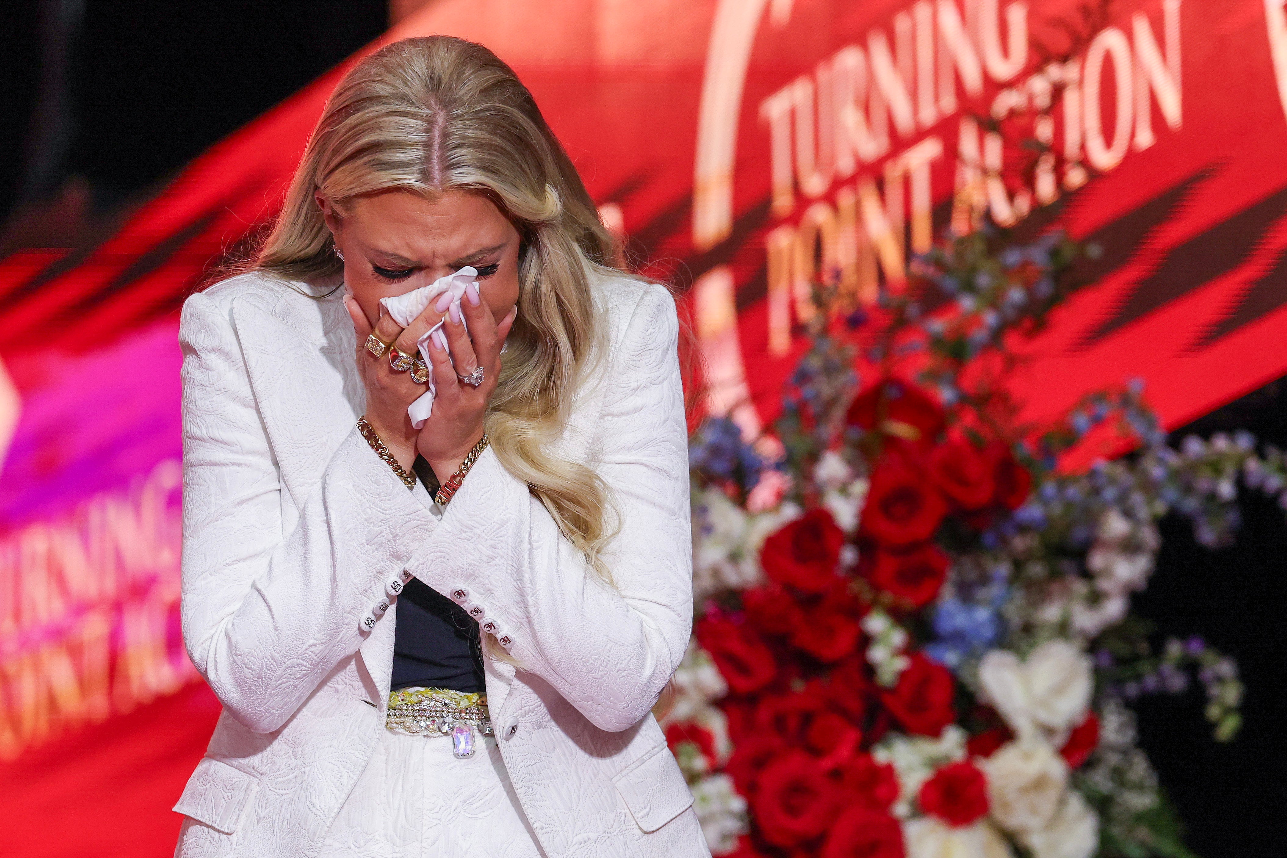 Erika Kirk rompió en llanto tras su discurso, en el que dijo que perdonaba al asesino de su marido
