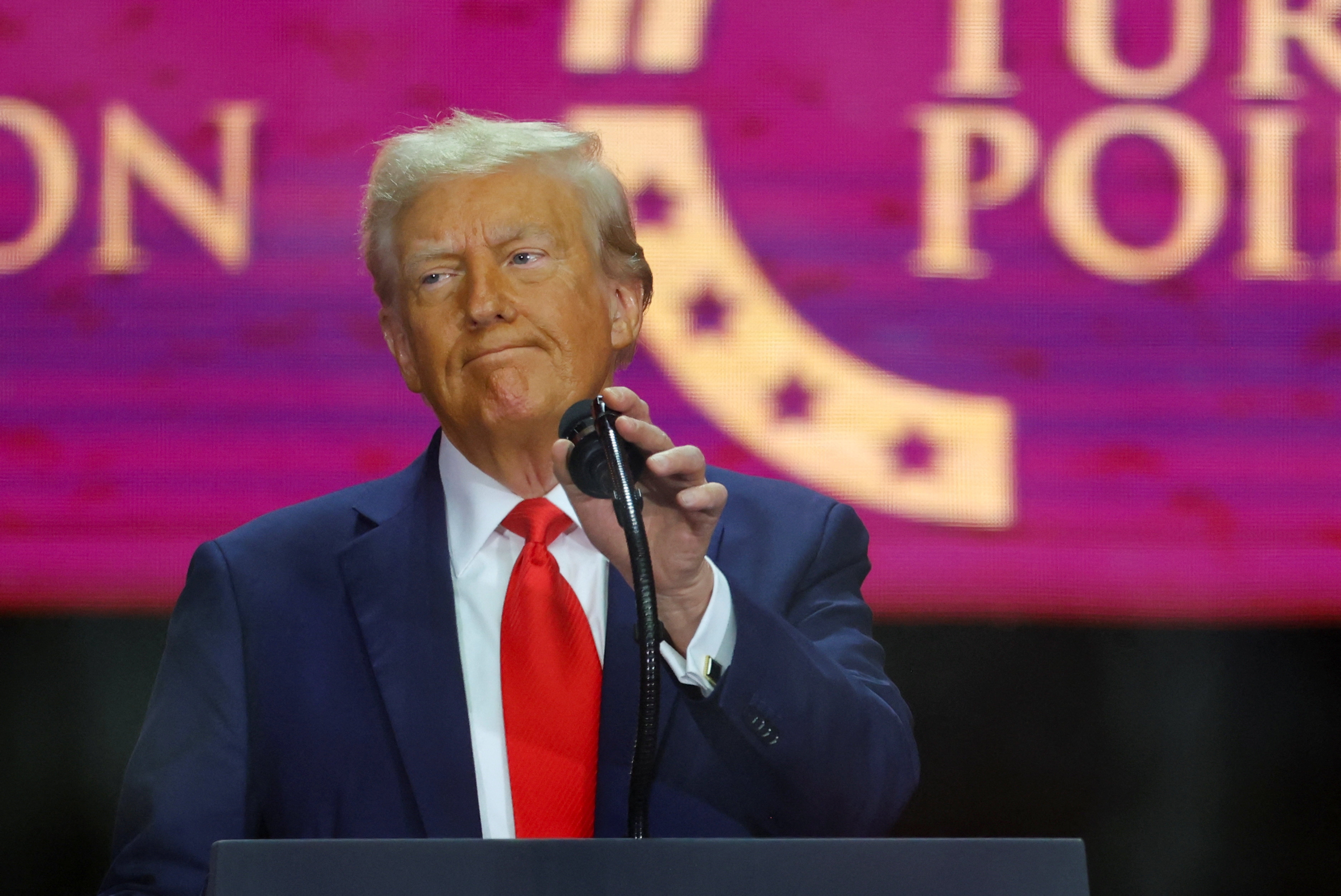 Donald Trump dijo a los periodistas el viernes que “el autismo [estaba] totalmente fuera de control”, pero que, tal vez, se había encontrado una causa