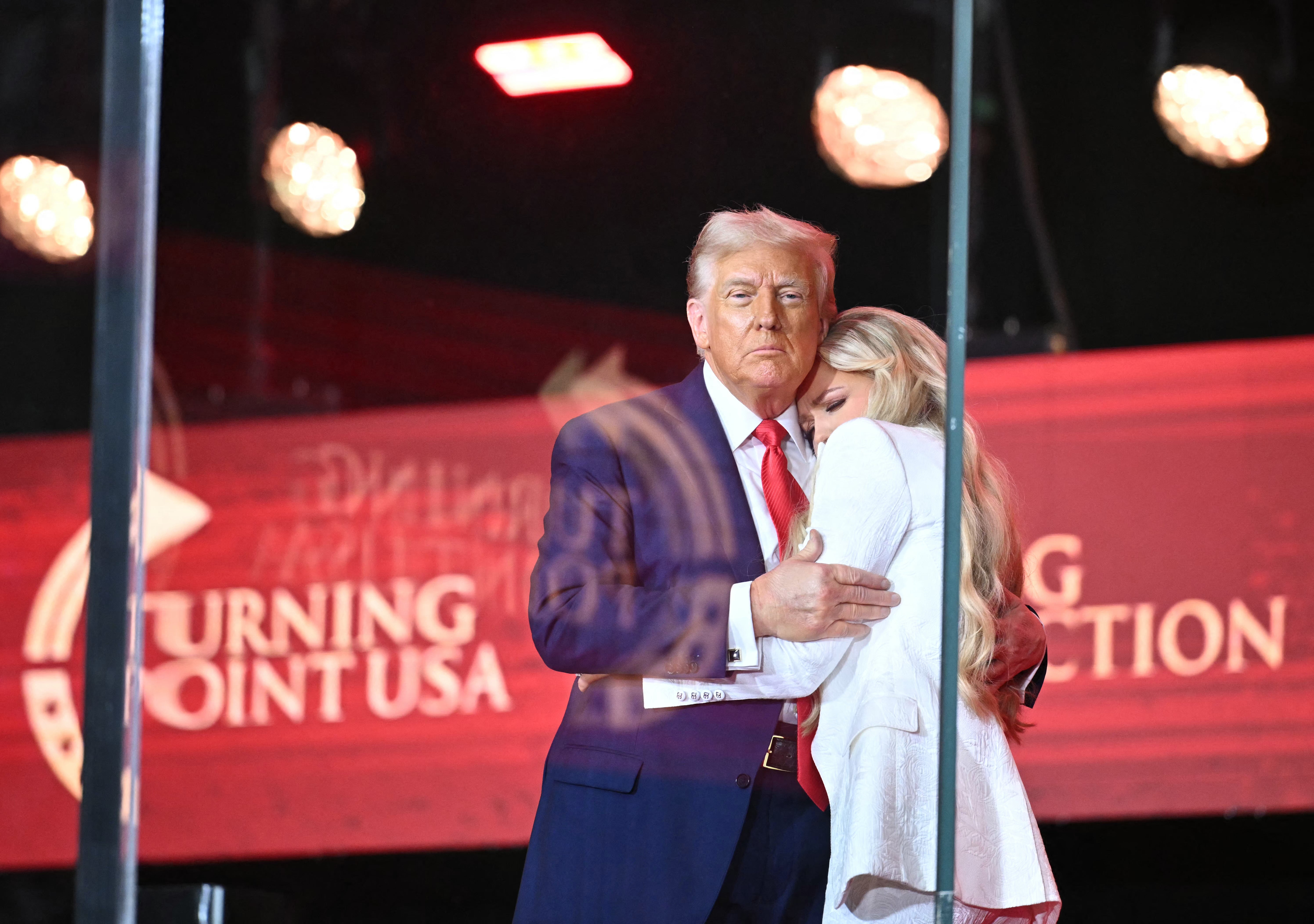 El presidente Donald Trump abraza a Erika Kirk, viuda de Charlie Kirk, tras hablar en el funeral público
