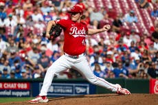 Rojos vencen a Cachorros y empatan en la lucha por el comodín de la Liga Nacional