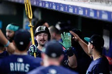 Raleigh recibe pelota histórica de jonrón de manos de un empleado de Astros