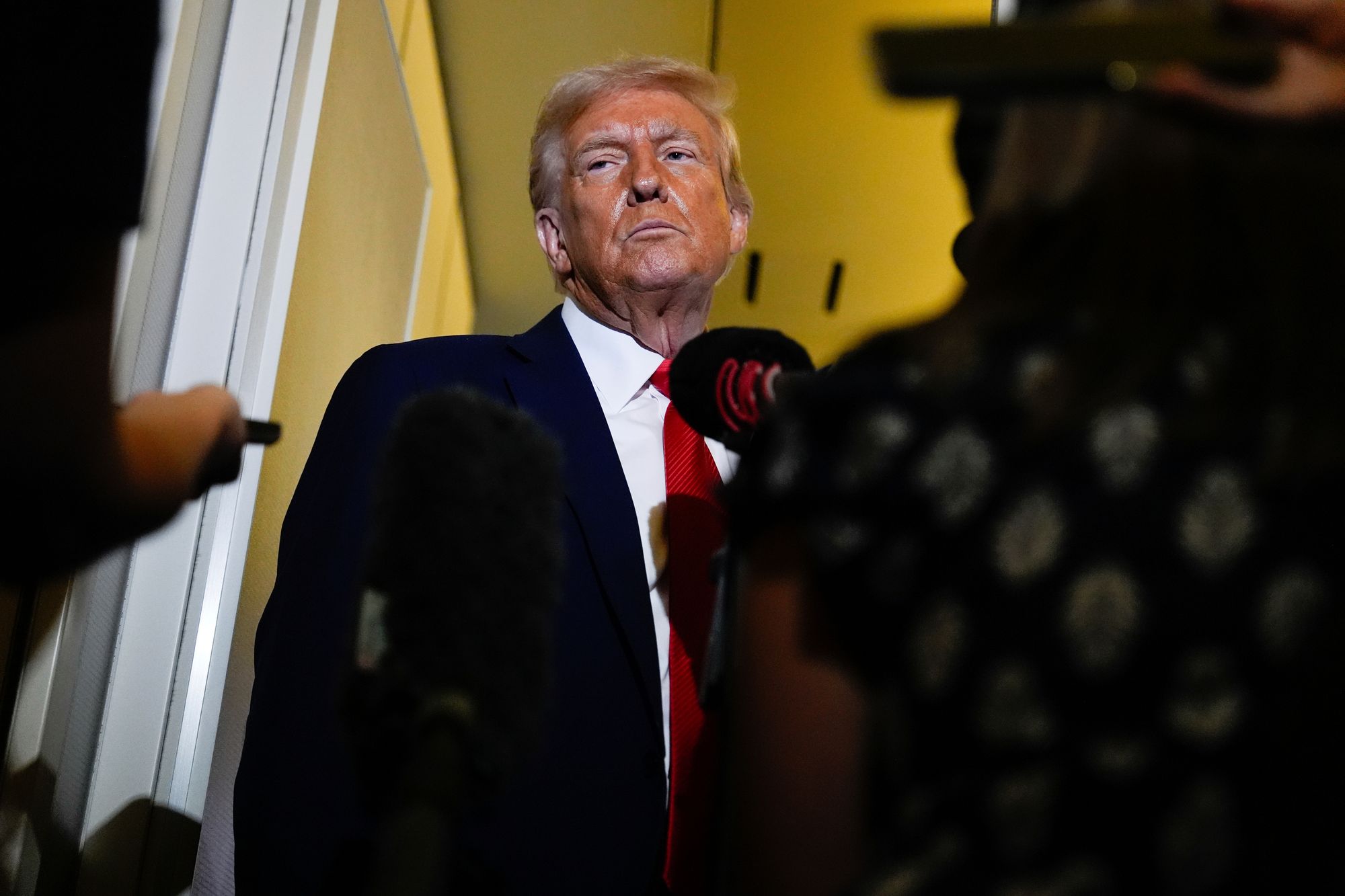 El presidente Donald Trump habló con periodistas a bordo del Air Force One, luego de asistir al funeral del activista conservador Charlie Kirk, en Glendale, Arizona, el domingo 21 de septiembre de 2025