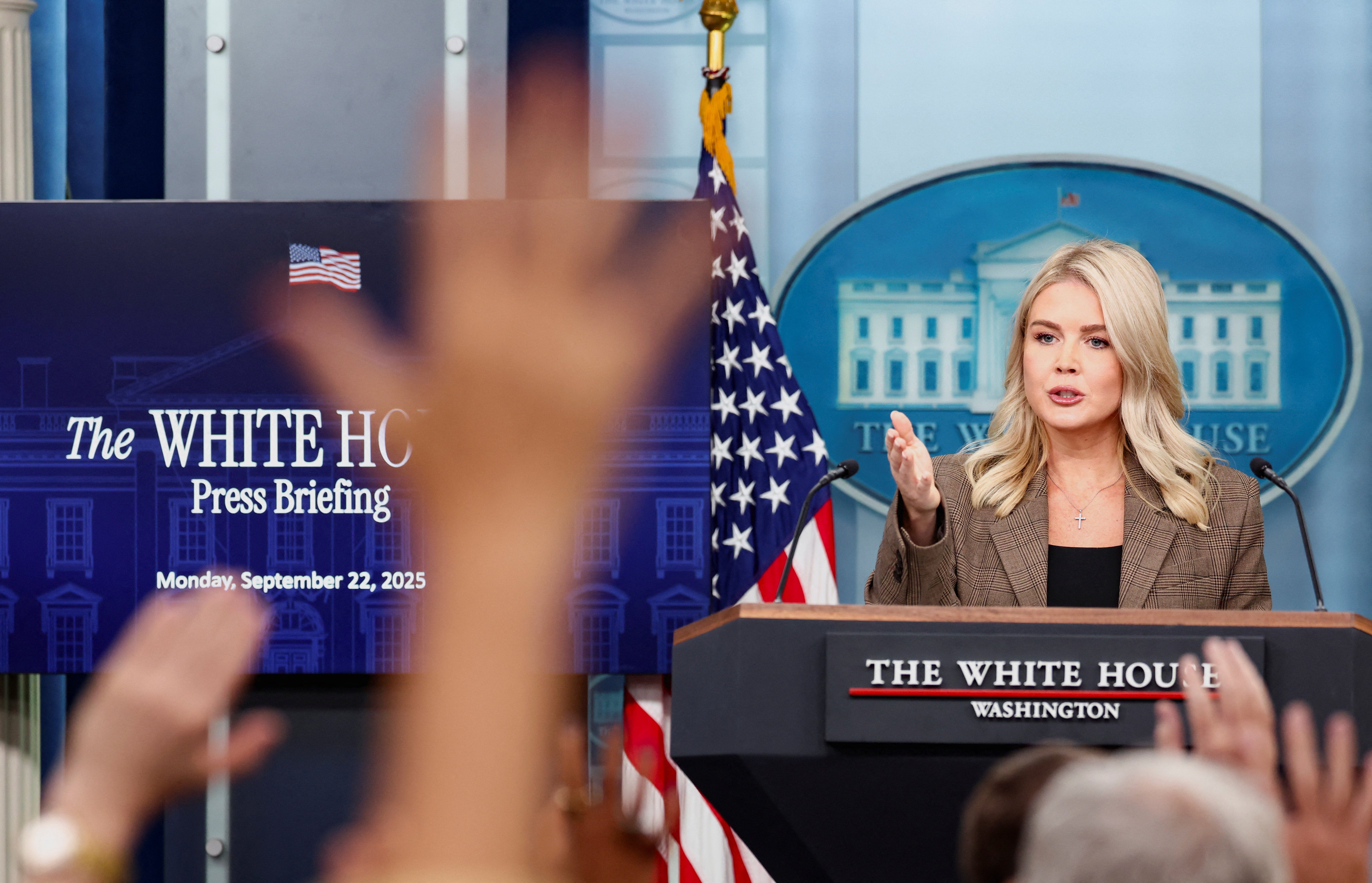 La secretaria de prensa de la Casa Blanca, Karoline Leavitt, responde a las preguntas de los periodistas en la primera sesión informativa desde el asesinato de Charlie Kirk