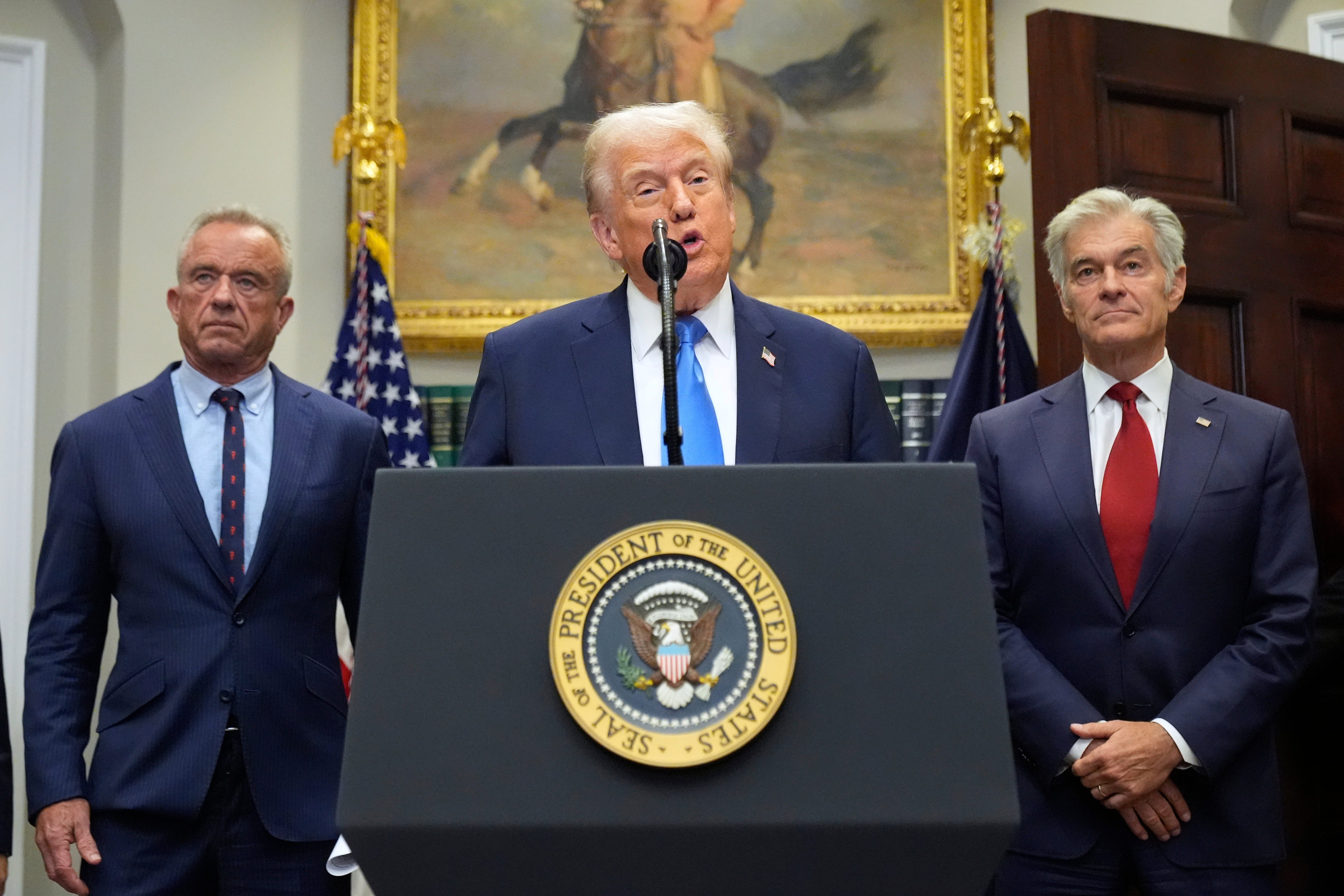 El presidente Donald Trump, el secretario de Salud y Servicios Humanos Robert F. Kennedy Jr. y Mehmet Oz, de los Centros de Servicios de Medicare y Medicaid, durante un anuncio sobre el autismo
