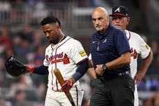 Ozzie Albies sale del juego de Bravos ante los Nacionales por posible lesión en la mano o muñeca