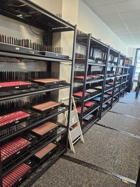 El Servicio Secreto de Estados Unidos informó que descubrió una red de dispositivos electrónicos utilizada para ejecutar múltiples amenazas de telecomunicaciones contra altos funcionarios del gobierno estadounidense