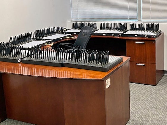 Los dispositivos, según la agencia, podían inutilizar torres de telefonía y permitir comunicaciones anónimas y cifradas entre posibles actores de amenaza y redes criminales